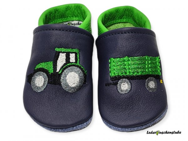 Lederpuschen dunkelblau-mittelgrün, Traktor Anhänger mittelgrün-grau